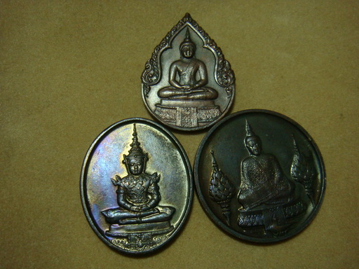 เหรียญทองแดง พระแก้วมรกต 3 ฤดู 3 เหรียญ หลัง ภปร.