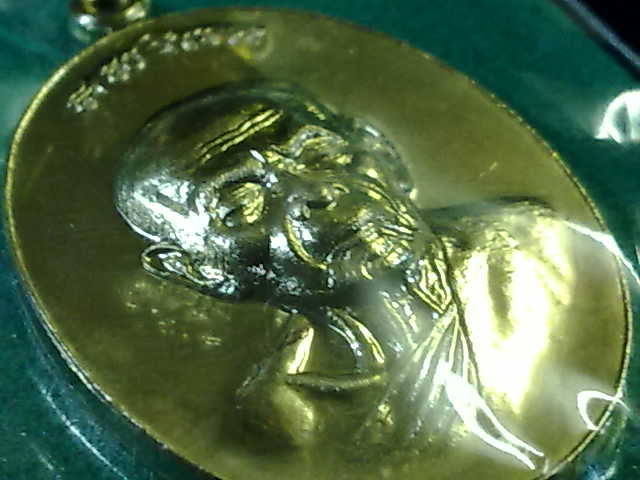 จัดให้สำหรับผู้ที่ศรัทธาแท้จริง เหรียญหลวงปู่ทิม รุ่น บารมีอิสริโก ฝาบาตรพื้นเหรียญสวย ๆ คัดมาให้