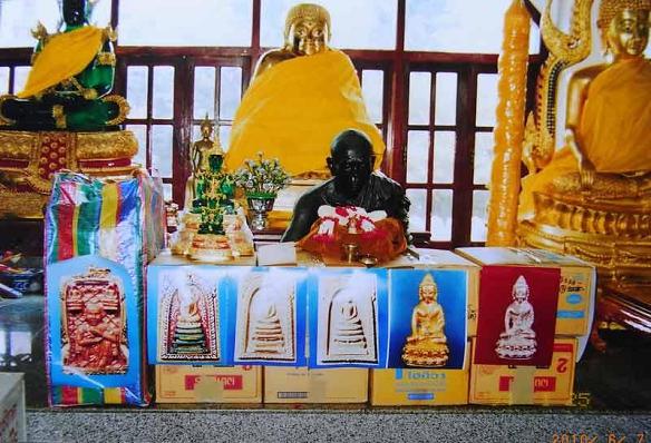 สมเด็จคูณเจริญทรัพย์ (ตะกรุดเงิน 3 ดอก-ปั๊มตรายาง) ลพ.คูณ วัดบ้านไร่ พ.ศ.2537 พร้อมกล่องเดิมจากวัด 