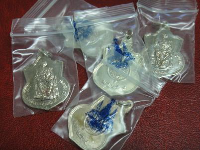 ประเดิมเริ่มต้นสมาชิกใหม่ เอาไปเลยครับ เหรียญในหลวงนั่งบัลลัง 5 เหรียญ 10 บาทเคาะเดียวแดง
