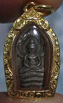 พระนาคปรก รุ่นแรก (เนื้อนวะ)  ปี 2517  หลวงปู่สี  วัดเขาถ้ำบุญนาค เลี่ยมทองแท้ (หายากมาก)