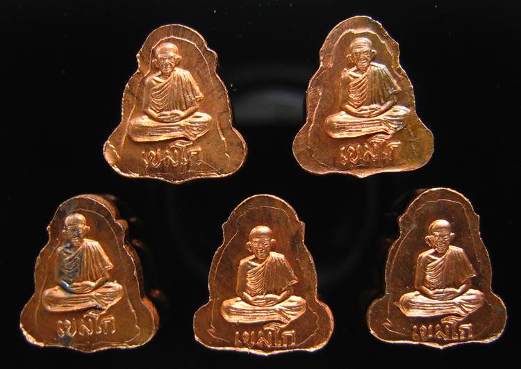 **ทีเดียว 5 องค์ พระปิดตาหลังรูปเหมือน หลวงพ่อเกษม เขมโก เืนื้อทองแดง สวยๆ เคาะเดียวแดง**WT21
