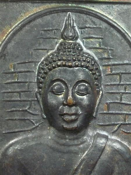 เหรียญหลวงพ่อผาเงา วัดพระธาตุผาเงา ปี 2524 เนื้อทองแดงสภาพสวยเดิมๆน่าบูชาครับ