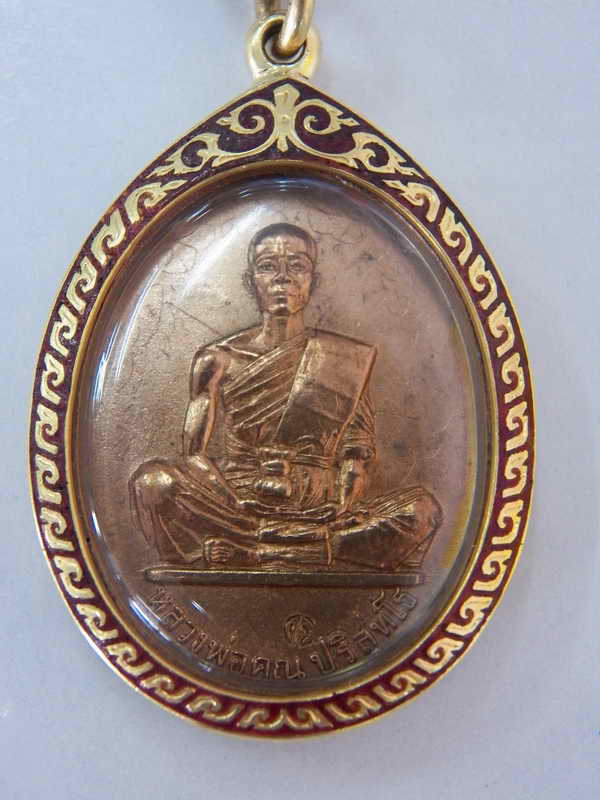 หลวงพ่อคูณ รุ่นสร้างบารมี ปี ๒๕๑๙ เนื้อนวะ (ล้างผิว) กรอบทองคำแท้ลงยา สภาพตามภาพครับ