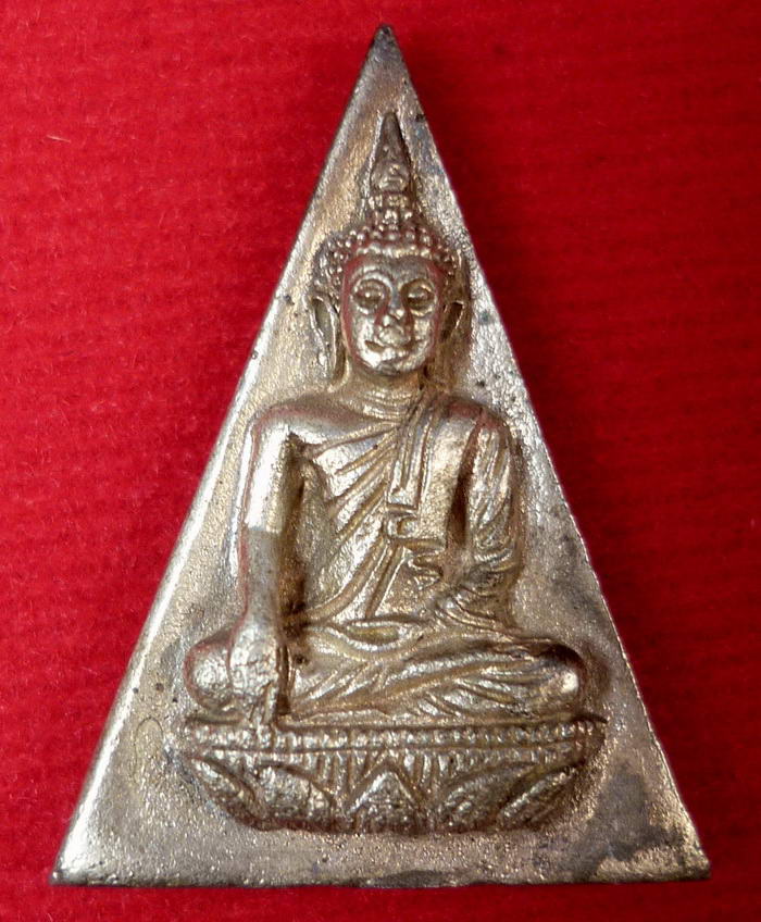 พระสมเด็จนางพญาจิตรลดา ด้านหลังพระปรมาภิไธยย่อ ส.ก.เนื้อนวโลหะ ปี ๒๕๓๕