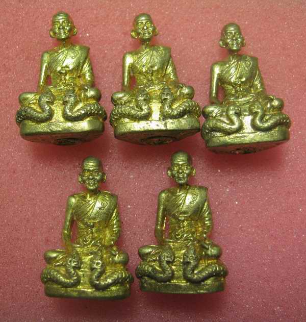 รูปเหมือน นั่งพญานาค หลวงปู่คำ พัน ปี42 เนื้อทองฝาบาตร กล่องเดิม.....5 องค์ 