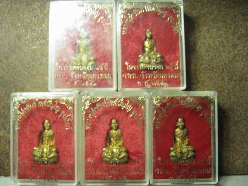 รูปเหมือน นั่งพญานาค หลวงปู่คำ พัน ปี42 เนื้อทองฝาบาตร กล่องเดิม.....5 องค์ 