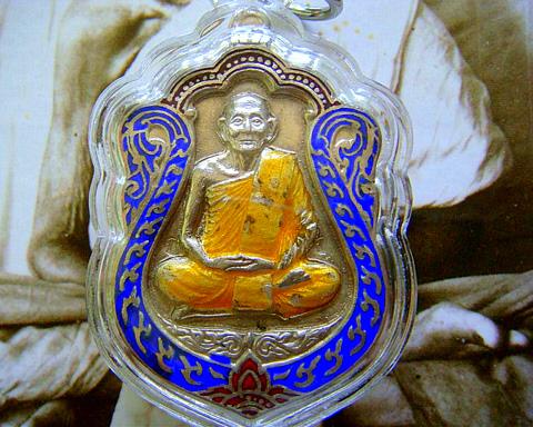 เหรียญเงินลงยา3สี   หลวงปู่ม่น วัดเนินตามาก ปี 2535 