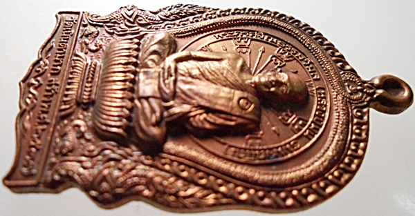 เหรียญนั่งพาน หลวงปู่ม่น วัดเนินตามาก รุ่นเมตตา ปี 37 เนื้อทองแดง สวยกริปๆ ครับ