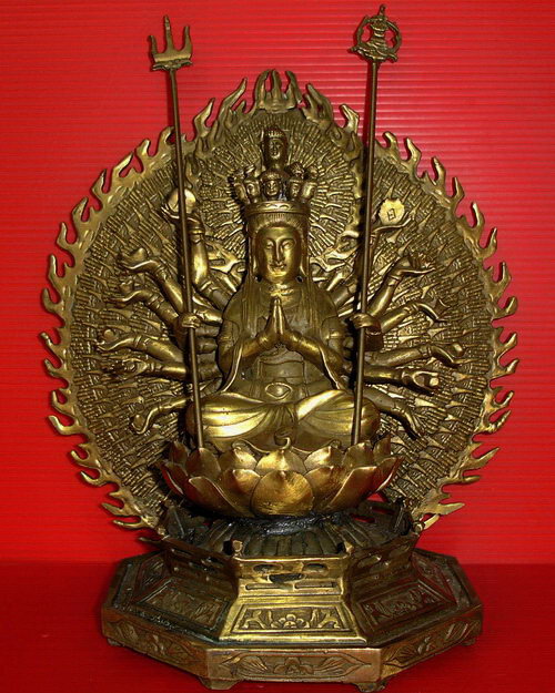 *รูปหล่อบูชาพระโพธิสัตว์กวนอิมพันมือ  ประทับนั่งอยู่บนฐานรูปดอกบัว  สวยงามมากเลยค่ะ *