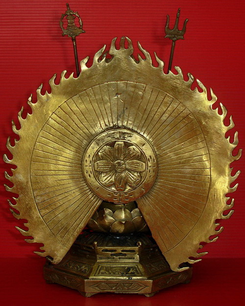 *รูปหล่อบูชาพระโพธิสัตว์กวนอิมพันมือ  ประทับนั่งอยู่บนฐานรูปดอกบัว  สวยงามมากเลยค่ะ *