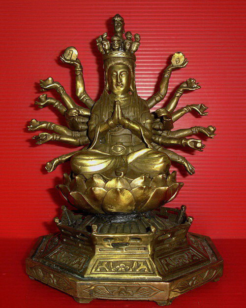 *รูปหล่อบูชาพระโพธิสัตว์กวนอิมพันมือ  ประทับนั่งอยู่บนฐานรูปดอกบัว  สวยงามมากเลยค่ะ *