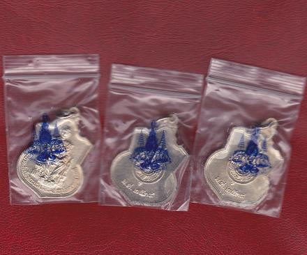 3เหรียญ20บาท ถูกเหมือนได้ฟรีเหรียญในหลวงนั่งบัลลังก์ปี พ.ศ.2539พร้อมแหนบ."ปั้มเรารักพระเจ้าอยู่หัว"