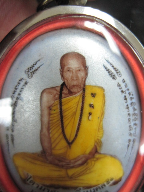 ล็อกเก็ตจัมโบ้ รุ่นไตรมาสมิ่งมงคล หลวงปู่คำบุ วัดกุดชมพู จ.อุบลฯ (ติดเหรียญ ฝังตะกรุด พอกผง ผสมเกศา)