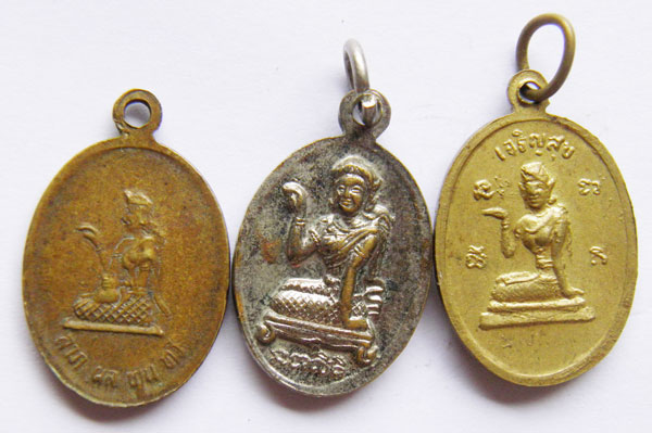 ราคา วัดใจ 3 องค์ หลวงพ่อโสธร หลังนางกวัก