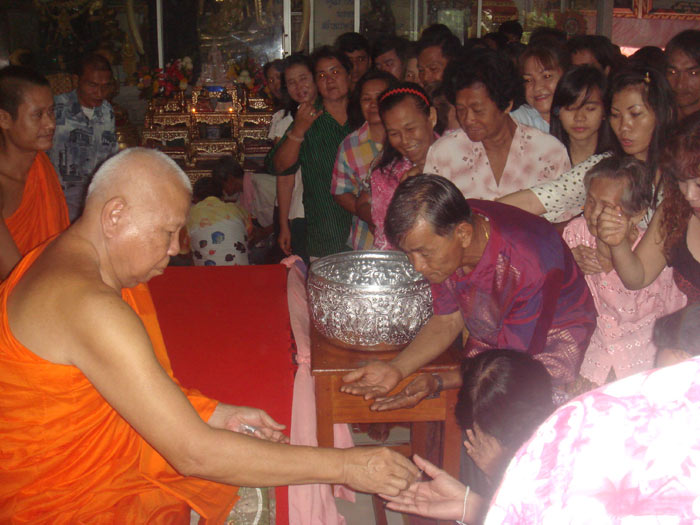 เหรียญแจกทาน หลวงพ่อสุนทร วัดท่าพระเจริญพรต นครสวรรค์ รุ่นมหาโภคทรัพย์ เนื้อทองแดงรมมันปู เบอร์#1004