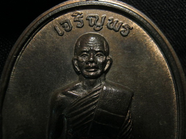 หลวงพ่อคูณ..เจริญพรบน..เต็มองค์...เนื้อนวะ...ไม่ตัดปีก...หนังสือโค้งครับ...องค์ผิวไฟยังสวย...