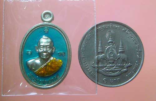เหรียญเม็ดฟักทองอุดมโชค เนื้ออัลปาก้าลงยา 2 สี หลวงพ่อสาคร วัดหนองกรับ (523)
