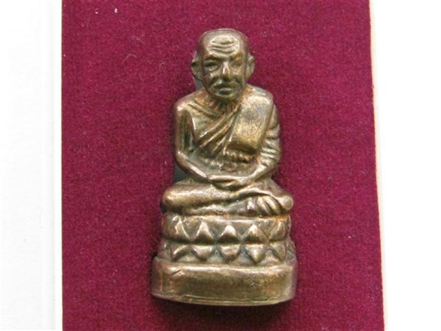 หลวงปู่่ทวดพิมพ์บัวรอบก้นลายเซนต์วัดบวรนิเวศวิหารปี40รุ่นเจริญปลอดภัย7รอบ
