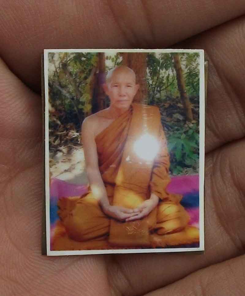 ล็อกเก็ตรูปถ่าย หลวงปู่บุญหลาย อำนาจเจริญ หลังแผ่นจารเต็ม ตอ กโค้ต " พุทโธ" ขนาด 1 นิ้ว