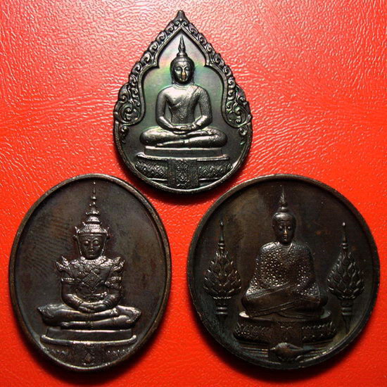 * เหรียญพระแก้วมรกต 3 ฤดู ปี 2525  ครบชุดในกล่องเดิม สวยมากค่ะ *