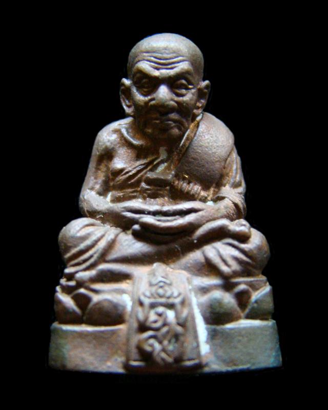 รูปเหมือนหลวงปู่ทวด พระนามาภิไธย สก.ปี 2544 โลหะผสมรมดำ ตอกโค๊ดและหมายเลข ๖๐๑๑ พร้อมกล่องเดิมครับ