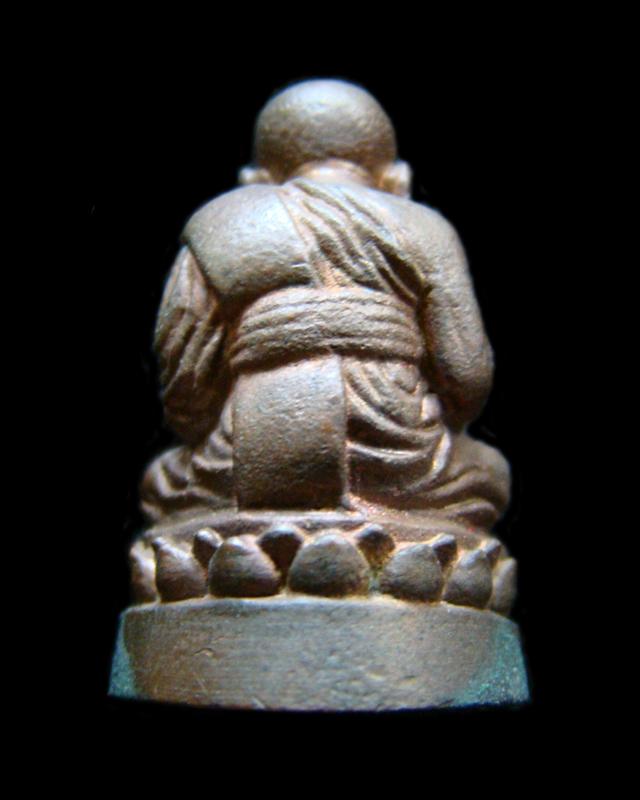 รูปเหมือนหลวงปู่ทวด พระนามาภิไธย สก.ปี 2544 โลหะผสมรมดำ ตอกโค๊ดและหมายเลข ๖๐๑๑ พร้อมกล่องเดิมครับ