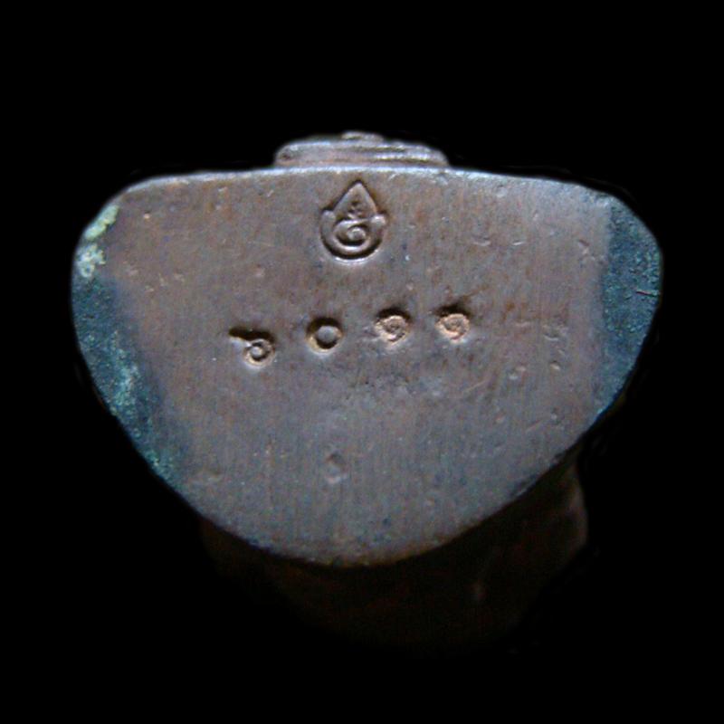 รูปเหมือนหลวงปู่ทวด พระนามาภิไธย สก.ปี 2544 โลหะผสมรมดำ ตอกโค๊ดและหมายเลข ๖๐๑๑ พร้อมกล่องเดิมครับ