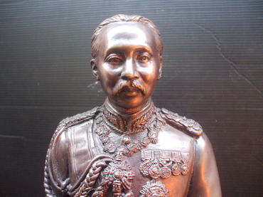 สมเด็จพระจุลจอมเก้าเจ้าอยู่หัว ร.5 รุ่นบรมราชสมภพครบ 150 ปี ออกโดย มจร. สวยงามมากครับ