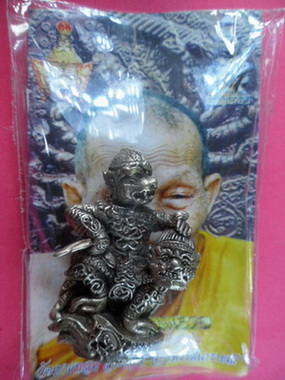 หนุมานฟาดยักษ์กุมภัณฑ์ เนื้อชินสังขวานรขอมโบราณพันปี หลวงปู่กาหลง วัดเขาแหลม จ.สระแก้ว