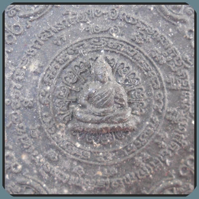 ปฐมอรหันต์สุวรรณภูมิ 47(มีองค์พระ) เนื้อว่านผสมผงไม้มงคล-ผงไม้ค้ำฟ้า สีดำ ขนาด5ซ.ม.