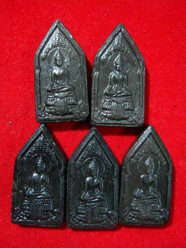 พระพุทธมหาปฐวีธาตุ เนื้อดินเก้าบัง หลังยันต์ หลวงปู่คำพันธ์ ปี30....( 5 องค์ )...ราคาเบา ๆๆๆ