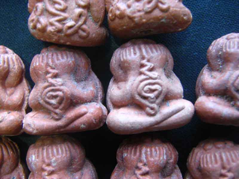 หลวงปู่หมุนปิดตาชมพูนุช10องค์