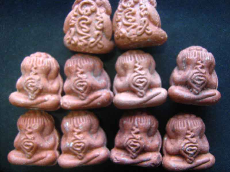 หลวงปู่หมุนปิดตาชมพูนุช10องค์
