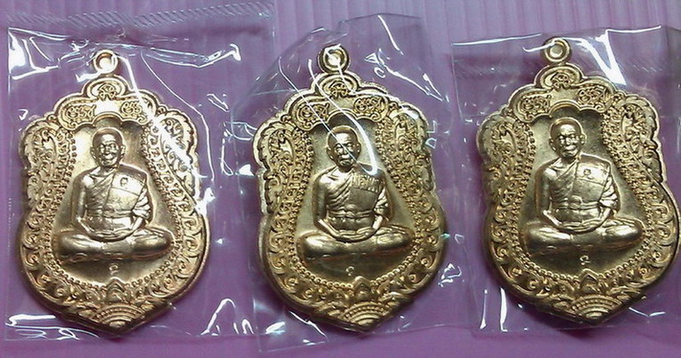 เหรียญเสมา วัดพายัพเนื้อทองแดง 3 เหรียญ