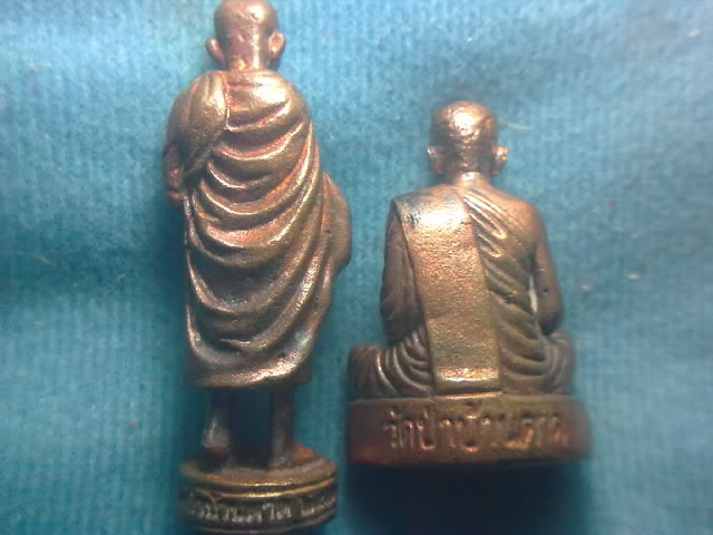 หลวงตามหาบัว 2องค์ ยืน+นั่ง 