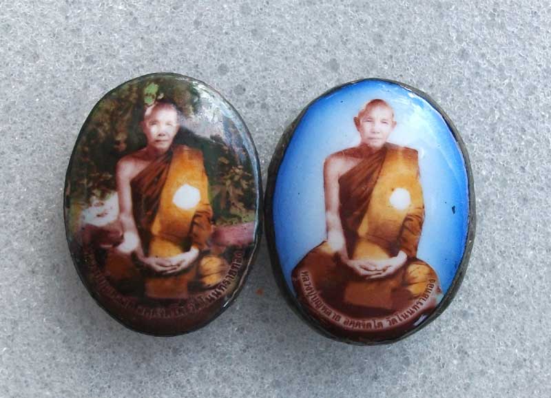 ล็อกเก็ตหลวงปู่บุญหลาย  อัคคจิตโต  วัดโนนทรายทอง จ.อำนาจเจริญ ขนาดจิ๋วฉากป่ามีจาร