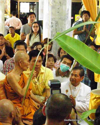 เหรียญเม็ดแตง หลวงพ่อคูณ รุ่นอายุยืน ๘๘ วัดแจ้งนอก เนื้ออัลปาก้า  เลข  ๖๙๓๗