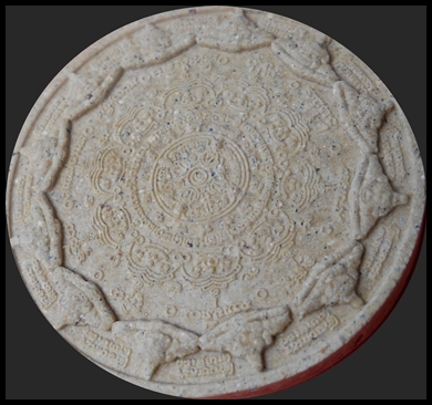 ปฐมอรหันต์สุวรรณภูมิ 47 (ธรรมจักร) เนื้อว่านผสมผงไม้มงคล-ผงไม้ค้ำฟ้า ขาวสมเด็จ # 2 