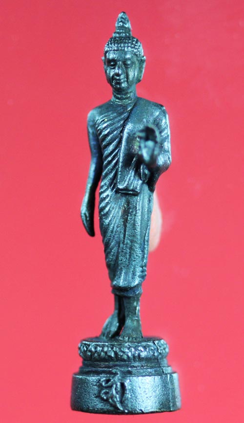 พระรูปหล่อลอยองค์ เนื้อทองแดงรมดำ พระปางลีลาพุทธมณฑล รุ่น สก.