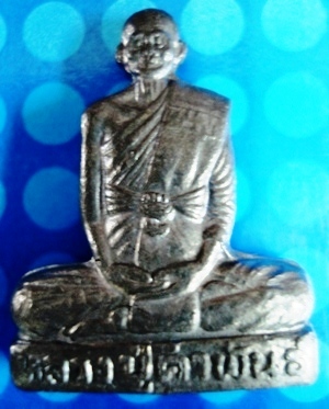 รูปเหมือนปั๊ม หลวงปู่คำพันธ์ โฆษปัญโญ รุ่น อุดมความสุข เป็นเนื้อตะกั่วลองพิมพ์ 