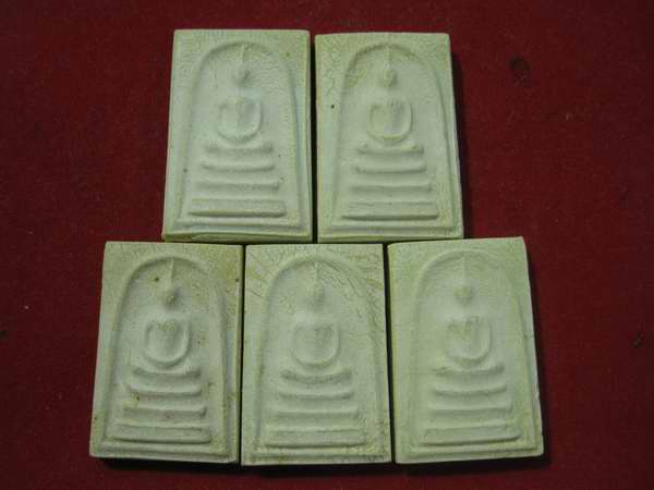 5 องค์ พระสมเด็จ ผสมงาช้างโบ ราณ หลวงปู่คำพันธ์ วัดธาตุมหาช ัย จ.นครพนม ปี 2539 .....16 สค.54