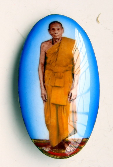 ล็อคเก็ตยืนฉากน้ำเงิน หลวงพ่อเพี้ยน วัดเกริ่นกฐิน จ.ลพบุรี มีโค๊ดและรันno.1003 รับประกันตามกฎครับ 