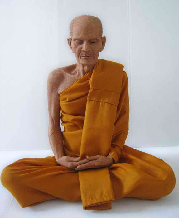 รูปหล่อเหมือนหุ่นขี้ผึ้งไฟเบอร์"หลวงพ่อพรหม" 9นิ้วครับ'งานเหมือนจริงมากๆๆครับ