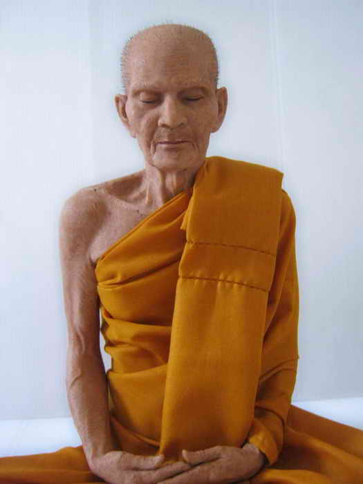 รูปหล่อเหมือนหุ่นขี้ผึ้งไฟเบอร์"หลวงพ่อพรหม" 9นิ้วครับ'งานเหมือนจริงมากๆๆครับ