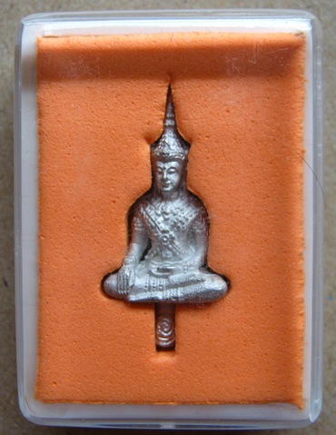 พระยอดธง เนื้อดีบุก หลวงพ่อแผ้ว วัดกำแพงแสน จ นครปฐม พ.ศ.๒๕๔๕