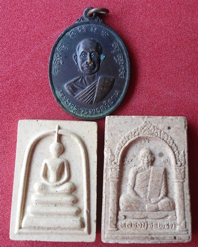 หลวงปู่วรพรต  วัดจุมพล เหรียญ 1 องค์ + พระผง 2 องค์