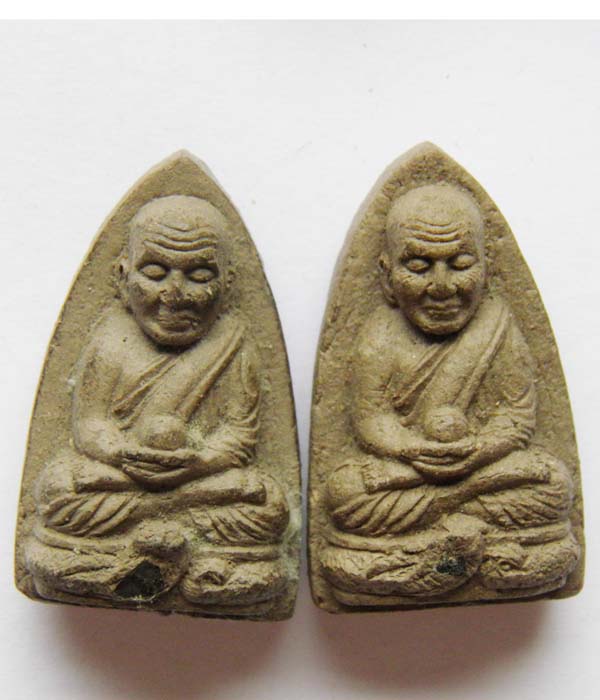 ราคา วัดใจ 2 องค์หลวงปู่ทวด หลังเจดีย์ หน้าฝังพลอยเสก ไม่ทราบที่