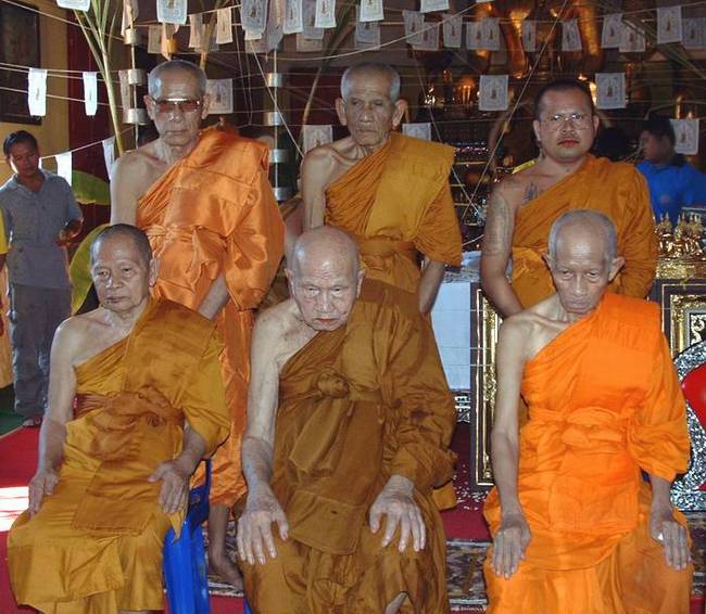 เหรียญรวยมหาลาภ เสาร์๕ ปี ๒๕๔๐ หลวงพ่อรวย วัดตะโก อ.ท่าเรือ อยุธยาครับ