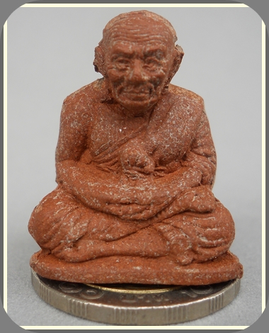 หลวงปู่ทวดลอยองค์  เนื้อดินหอมรุ่นแรก ปี2547 วัดห้วยมงคล จ.ประจวบคีรีขันธ์ ปั๊มเลขใต้ฐาน